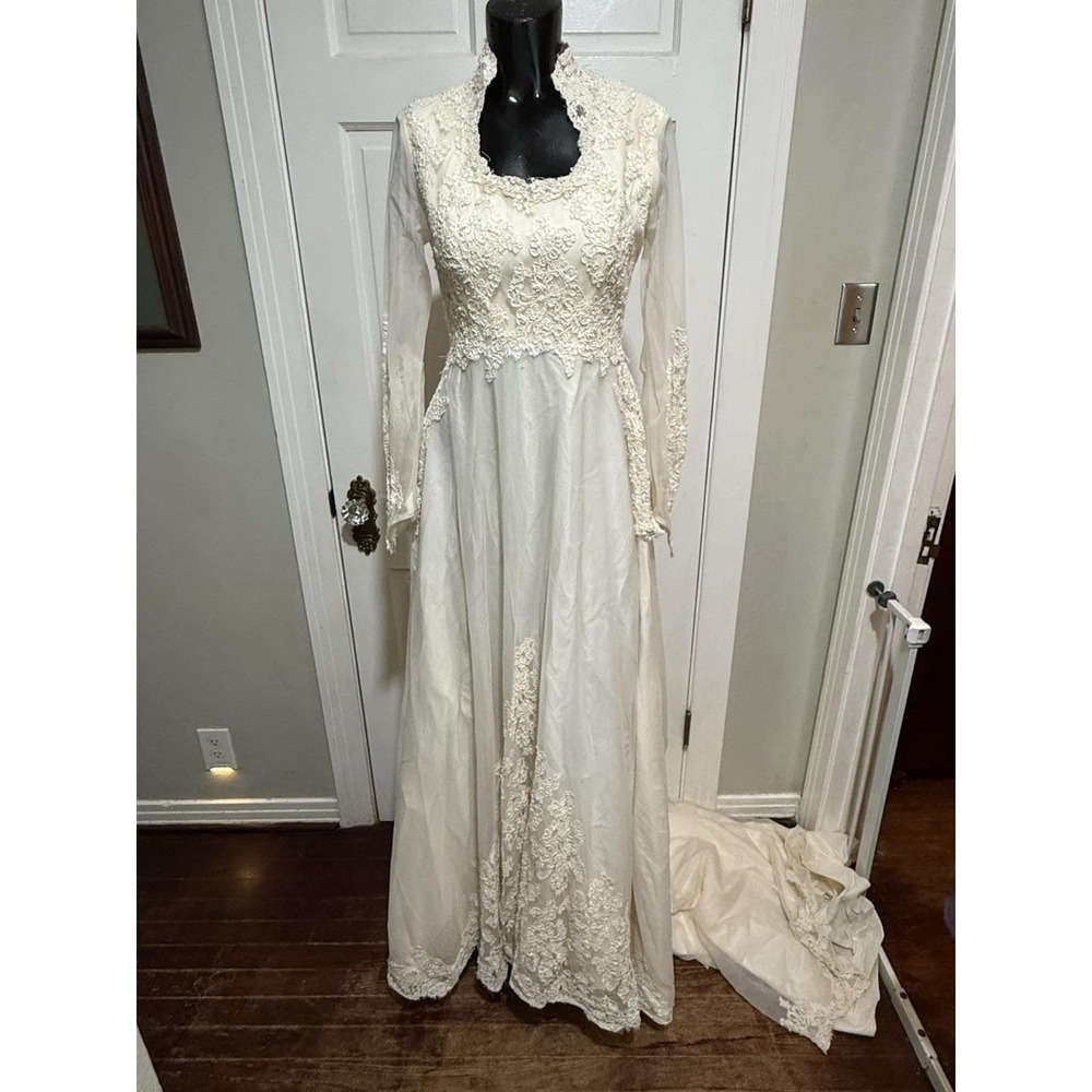 Vintage 1980s 1990s Long Sleeve Lace Cream Wedding Dress Long Train Pearls XS